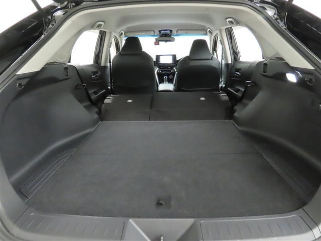 後席を倒すと、大きな荷物や長尺の荷物の積載も可能になります。