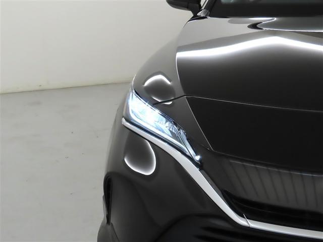 精悍な目つきのＬＥＤヘッドランプを装備しております。