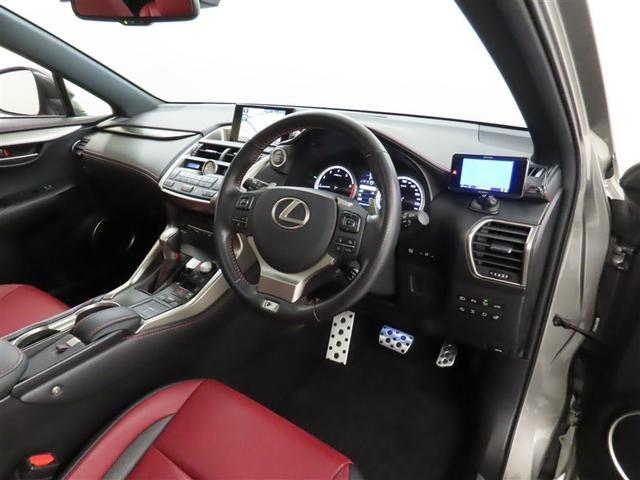 高級感のある美しいインテリアデザインの運転席です。