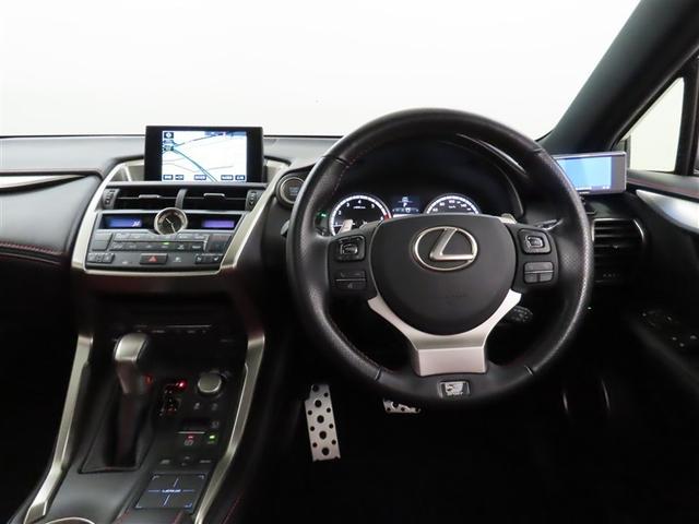 整然と纏められた操作性の良いスイッチ類。