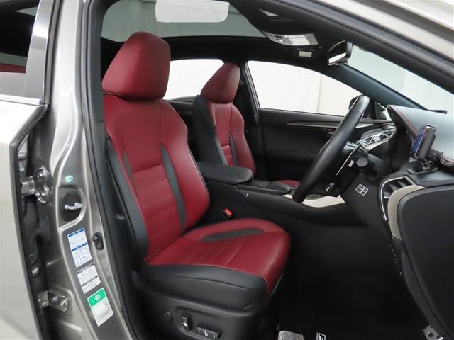 ホールド感のある座り心地の良いシートです。