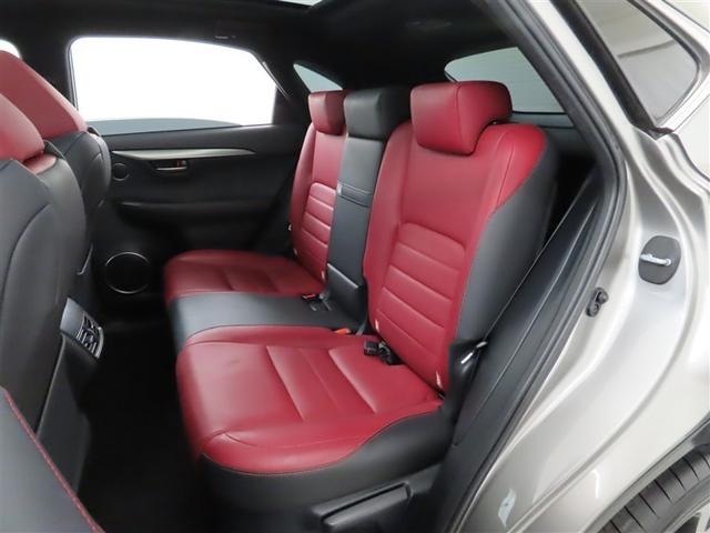 後席空間もしっかり確保しております。