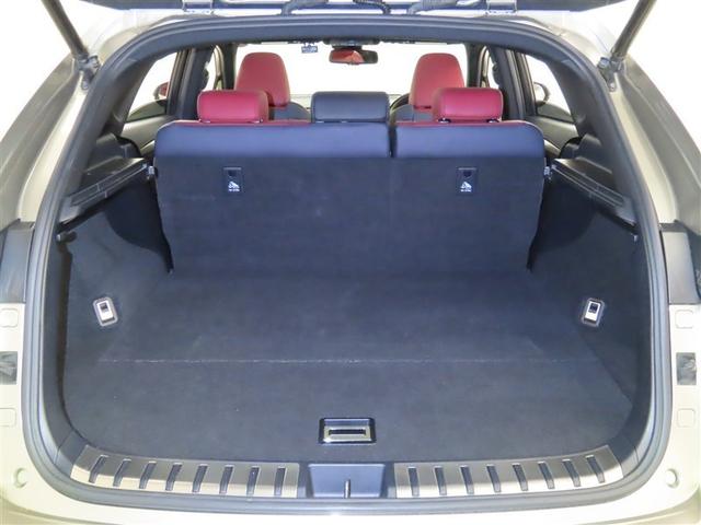 後席使用時でも、十分な荷室空間を確保しております。