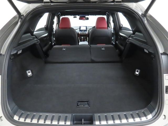 後席を倒すとフラットな空間が広がり、大きな荷物や長尺の荷物の積載も可能になります。