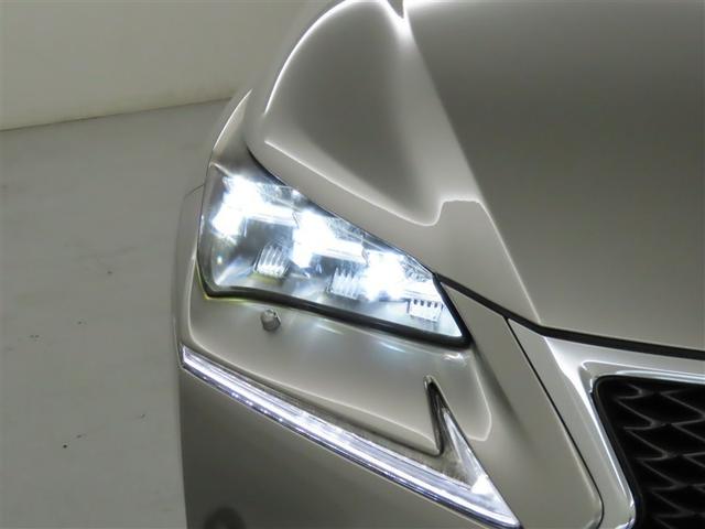 精悍な目つきのＬＥＤヘッドランプを装備しております。