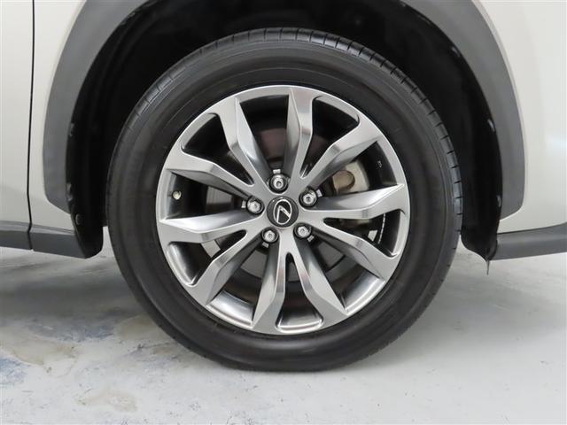 装着タイヤサイズは、２３５／５５Ｒ１８です。純正アルミホイールを装着しています。