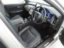 高級感のある美しいインテリアデザインの運転席です。