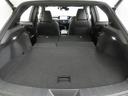 後席を倒すと、大きな荷物や長尺の荷物の積載も可能になります。