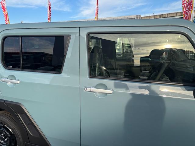 タフト Ｘ　届出済未使用車　禁煙　デュアルエアバッグ　安全ボディ　ＡＡＣ　キーフリー　記録簿　レーンキープ　横滑り防止機能　運転席エアバック　サイドエアバッグ　パワーウィンドウ　ＬＥＤヘッドライト　ガラスルーフ（19枚目）