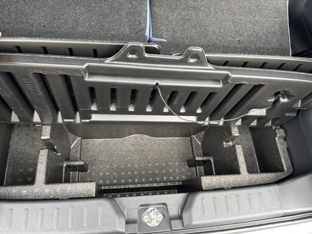 【屋根付き展示場】　　屋根付きの展示場もございますので、雨天時でも雨に濡れず、ゆっくりお車をご覧いただけます。