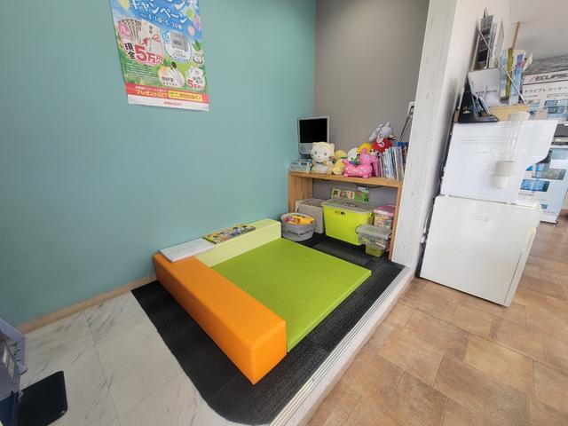 【キッズスペース】　待合室には小さなお子様も安心して遊んで待てるキッズスペースも完備しております。ご家族皆様でのご来店お待ちしております。