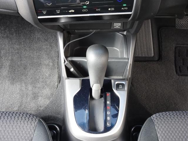 フィット １３Ｇ・Ｆ　禁煙　記録簿　イモビライザー　助手席エアバック　キーレス　ＡＡＣ　ワンオーナー　パワーウィンドー　スマートキ－　パワステ　運転席エアバッグ　横滑防止装置　ＡＢＳ　ｉ－ＳＴＯＰ（12枚目）