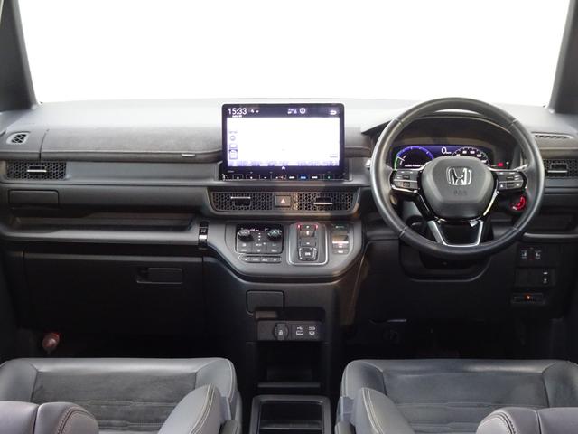 ステップワゴン ｅ：ＨＥＶスパーダプレミアムライン　マルチカメラ　Ｗエアコン　両側自動ドア　Ｆセグ　ＵＳＢ接続　クリアランスソナ　クルーズＣ　助手席エアバッグ　スマートＫ　シ－トヒ－タ－　サイドカメラ　オットマン　電格ミラー　ＬＥＤライト　キーフリー（4枚目）