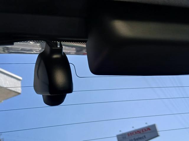 フィット ｅ：ＨＥＶリュクス　新品タイヤ４本交換付き　純正メモリーナビ＆前後ドラレコ　バックカメラ　障害物センサー　地デジチューナー　Ｂｌｕｅｔｏｏｔｈオーディオ　ＵＳＢ　前席シートヒーター　ＥＴＣ　禁煙車　ワンオーナー　ＬＥＤ（16枚目）