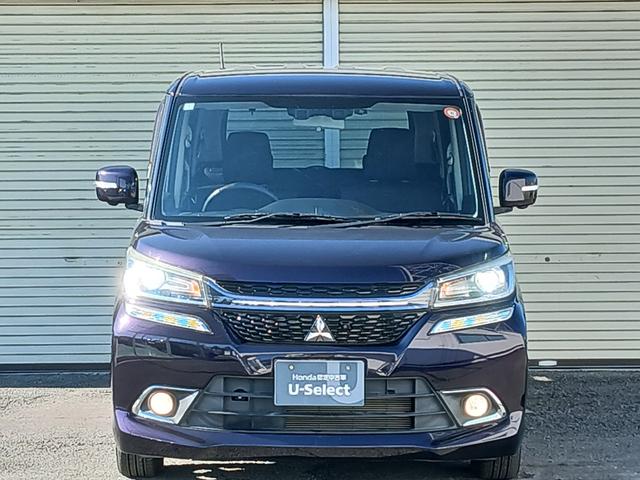 ヘッドライトはディスチャージで明るく省電力にも貢献します。より遠くまで明るく照らし、夜間や降雨時などの走行安全性に寄与いたします。