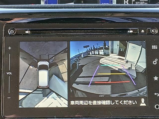 バックカメラは全方位カメラを装備しています。ガイドラインも表示され、より安心です。