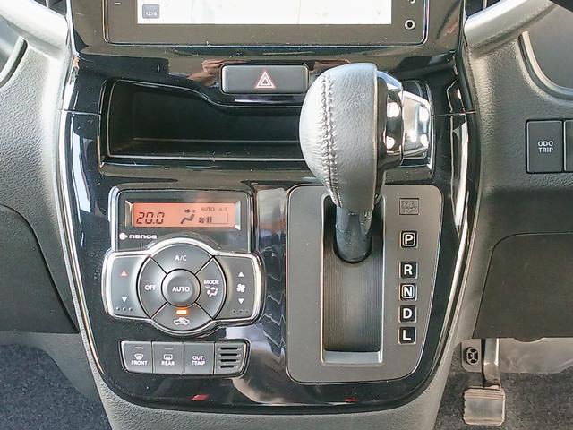 運転席より操作性の良いシフトレバーと、オートエアコンのスイッチ等の画像です。