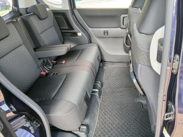 後席も室内クリーニング施工済みです。足元にも余裕があり快適な座り心地です。