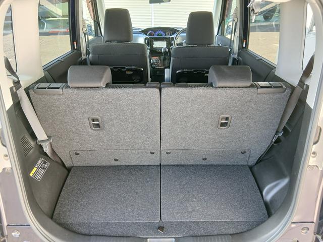 大きく開くテールゲートは、荷物の積み下ろしも楽々行えます。