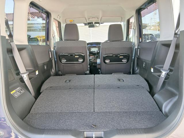 後席は簡単に収納出来ますので、荷物に応じて片側・両側を収納していただけます。長尺物も軽々積み込めます。