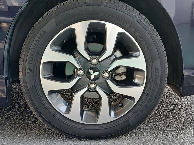 純正の専用デザインの１５インチ、ホイールキャップの画像です。