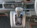 運転席より操作性の良いシフトレバーと、オートエアコンのスイッチ等の画像です。