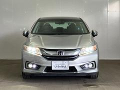 ＬＥＤヘッドライトを点灯させた画像です。従来のハロゲンヘッドランプと比べ、省電力、長寿命、大光量のヘッドライトです。より遠くまで明るく照らし、夜間や降雨時などの走行安全性に寄与いたします。 2