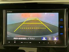 リアカメラが装備されております。シフトレバーをＲに入れると、自動的にナビ画面に後方視界が映し出されます。ガイドラインが表示されるので距離が分かり易くなっております。 6