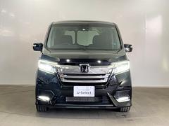 ＬＥＤヘッドライトを点灯させた画像です。従来のハロゲンヘッドランプと比べ、省電力、長寿命、大光量のヘッドライトです。より遠くまで明るく照らし、夜間や降雨時などの走行安全性に寄与いたします。 2