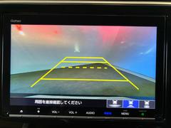 リアカメラが装備されております。シフトレバーをＲに入れると、自動的にナビ画面に後方視界が映し出されます。ガイドラインが表示されるので距離が分かり易くなっております。 6
