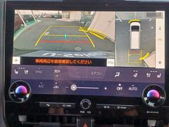 全方位のマルチビューカメラが装備されております。シフトレバーをＲに入れると、自動的にナビ画面に直上視界と後方視界が組み合わせ映し出されます。ガイドラインが表示されるので距離が分かり易くなっておりま 6