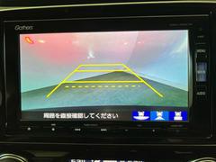 リアカメラが装備されております。シフトレバーをＲに入れると、自動的にナビ画面に後方視界が映し出されます。ガイドラインが表示されるので距離が分かり易くなっております。 6