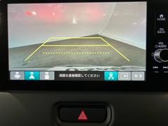 リアカメラが装備されております。シフトレバーをＲに入れると、自動的にナビ画面に後方視界が映し出されます。ガイドラインが表示されるので距離が分かり易くなっております。 6