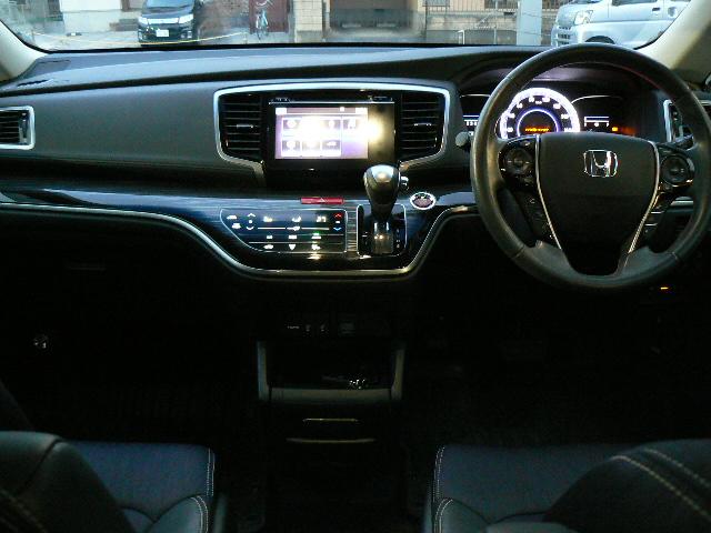 オデッセイ アブソルート・アドバンス　ホンダセンシング・純正ナビＴＶ・ＣＤ・ＤＶＤ・ＳＤ・ＵＳＢ・Ｂｌｕｅｔｏｏｔｈ・マルチビューカメラ・ＥＴＣ・純正ＬＥＤヘッドライト・プッシュスタート・両側オートスライドドア・ワンオーナー（12枚目）