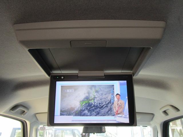 大型の純正オプションのフリップダウンモニター付き！