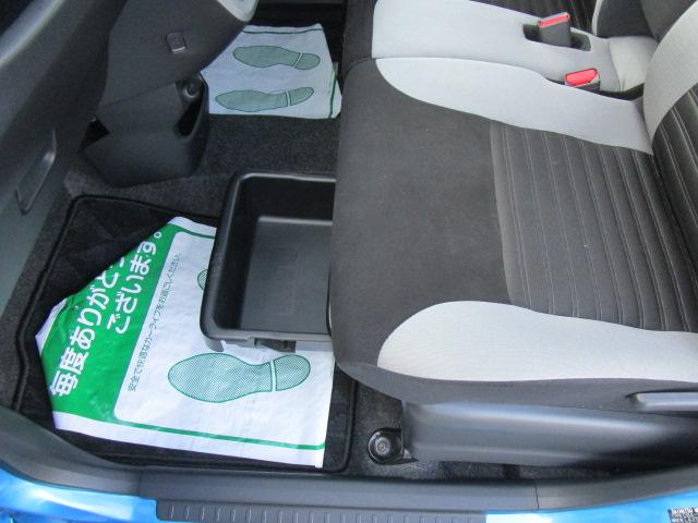 助手席下に収納トレイがあり車検証入れなどを入れるのに便利です！