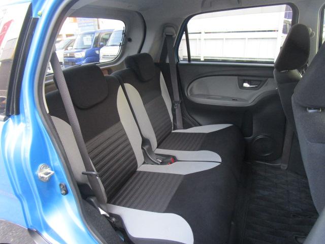 後部座席はロングスライド可能なシートなので後方へ下げると広く使えます！