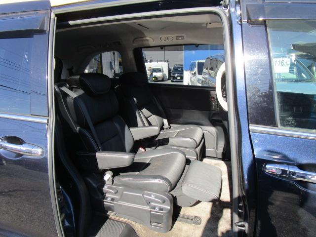 セカンドシートは足を伸ばして乗れるプレミアムクレイドルシートです！