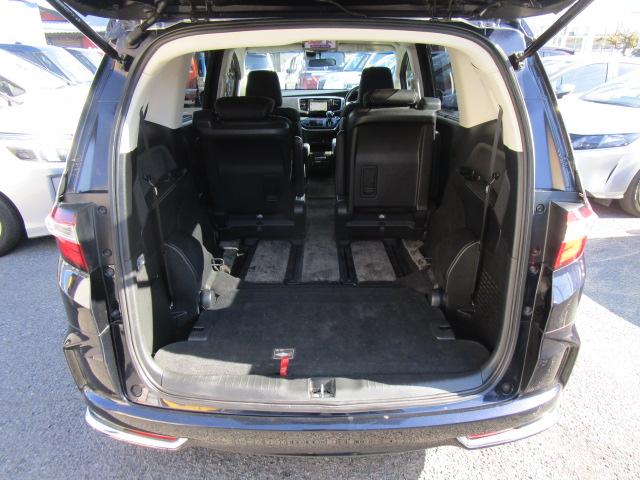 荷物が多い時はサードシートを収納して使う事が可能で便利！