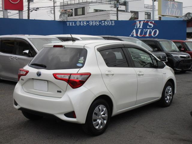 ヴィッツ ハイブリッドF 純正ナビTVブルートゥース音楽Bカメラ ETC2.0 衝突軽減ブレーキ 車線逸脱警報 先行車発進 黒革調シートカバー スマートキー 記録簿付き(5枚目)