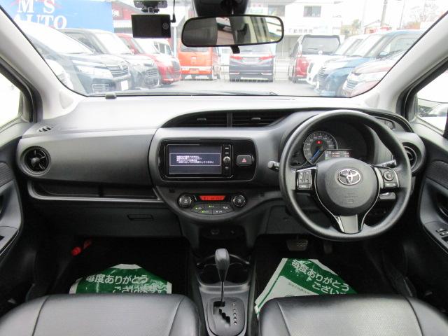 ヴィッツ ハイブリッドF 純正ナビTVブルートゥース音楽Bカメラ ETC2.0 衝突軽減ブレーキ 車線逸脱警報 先行車発進 黒革調シートカバー スマートキー 記録簿付き(6枚目)