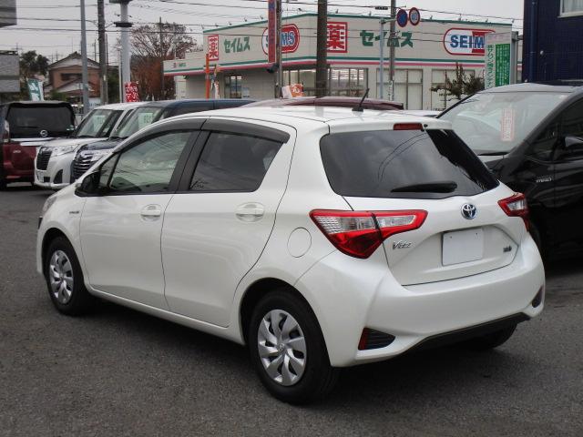 ヴィッツ ハイブリッドF 純正ナビTVブルートゥース音楽Bカメラ ETC2.0 衝突軽減ブレーキ 車線逸脱警報 先行車発進 黒革調シートカバー スマートキー 記録簿付き(8枚目)