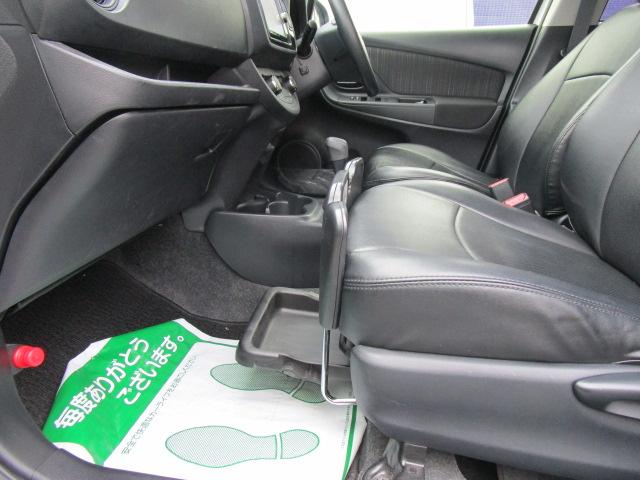 ヴィッツ ハイブリッドF 純正ナビTVブルートゥース音楽Bカメラ ETC2.0 衝突軽減ブレーキ 車線逸脱警報 先行車発進 黒革調シートカバー スマートキー 記録簿付き(10枚目)