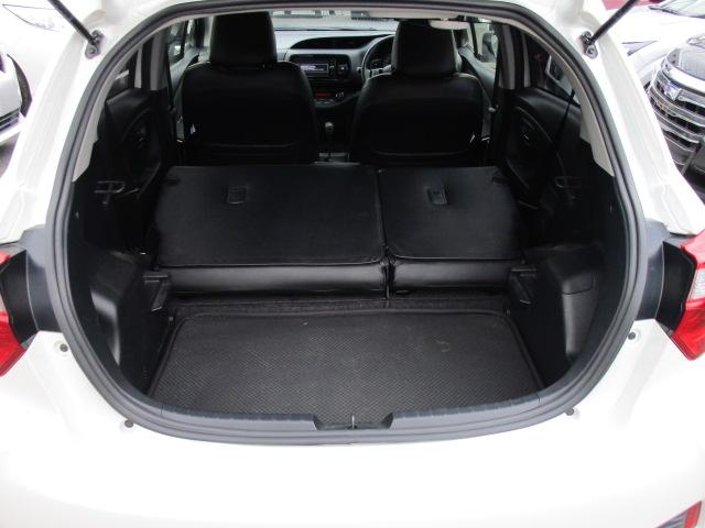 ヴィッツ ハイブリッドF 純正ナビTVブルートゥース音楽Bカメラ ETC2.0 衝突軽減ブレーキ 車線逸脱警報 先行車発進 黒革調シートカバー スマートキー 記録簿付き(12枚目)