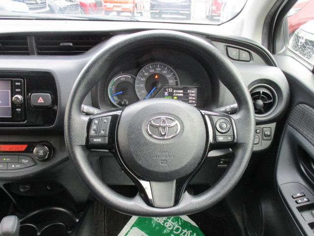 ヴィッツ ハイブリッドF 純正ナビTVブルートゥース音楽Bカメラ ETC2.0 衝突軽減ブレーキ 車線逸脱警報 先行車発進 黒革調シートカバー スマートキー 記録簿付き(14枚目)