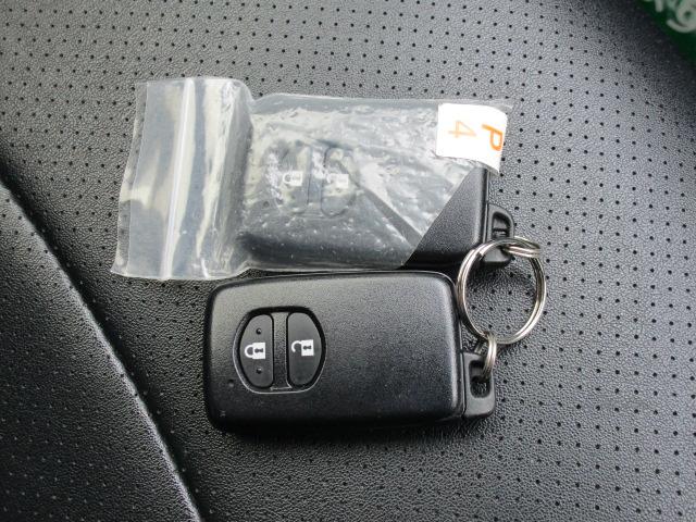 ヴィッツ ハイブリッドF 純正ナビTVブルートゥース音楽Bカメラ ETC2.0 衝突軽減ブレーキ 車線逸脱警報 先行車発進 黒革調シートカバー スマートキー 記録簿付き(19枚目)