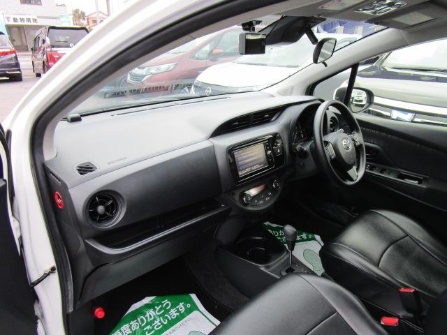 ヴィッツ ハイブリッドF 純正ナビTVブルートゥース音楽Bカメラ ETC2.0 衝突軽減ブレーキ 車線逸脱警報 先行車発進 黒革調シートカバー スマートキー 記録簿付き(25枚目)