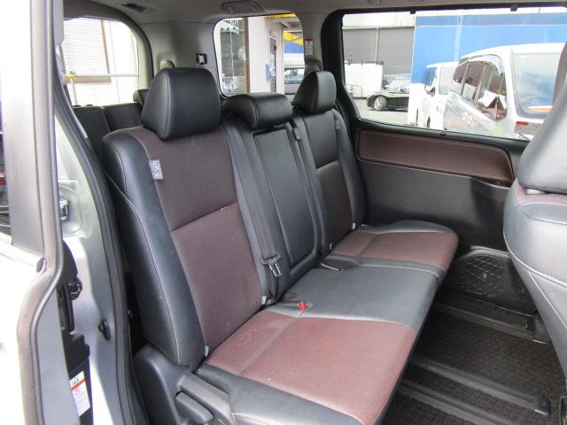 エスクァイア Gi ナビTVブルートゥース音楽Bカメラ後席フリップダウンモニター 両側パワースライドドア 前席ヒーター付き本革シート ビルトインETC アイドリングストップ LEDライト フォグ クルーズコントロール(11枚目)