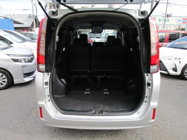 エスクァイア Gi ナビTVブルートゥース音楽Bカメラ後席フリップダウンモニター 両側パワースライドドア 前席ヒーター付き本革シート ビルトインETC アイドリングストップ LEDライト フォグ クルーズコントロール(13枚目)