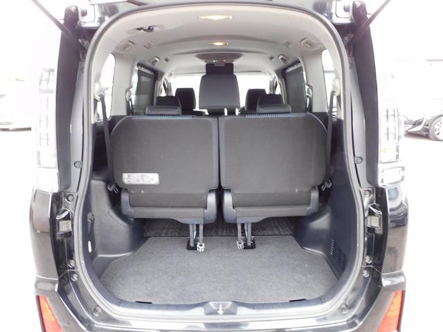 ヴォクシー ZS ワンオーナー・9インチフルセグナビ・後席モニター・バックカメラ・BTオーディオ・両側自動ドア・LEDライト・フォグライト・アイドリングストップ・ETC・コーナーセンサー・フロアマット・ドアバイザー(8枚目)